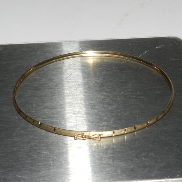 Bracelet 10K Yellow Gold Bangle with Hinged Safety Clasp - Picture 8 of 11